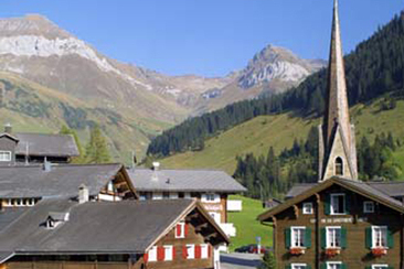 Aussicht aus der Wohnung auf den Dorfplatz