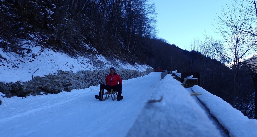 Auf der alten Strasse in die Val Sumvitg verläuft der Schlittelweg