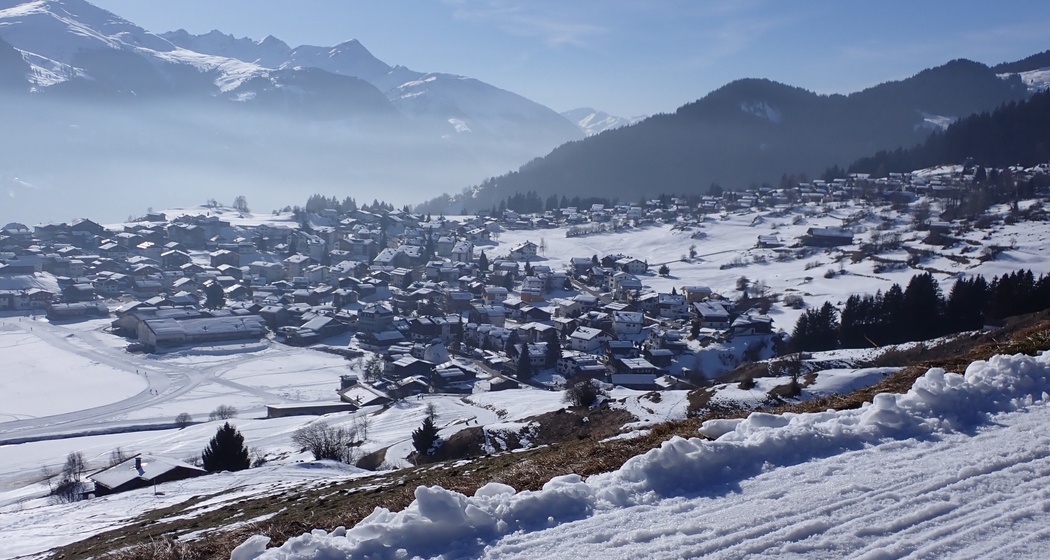 Bald geschafft. Sicht auf das Dorf Brigels