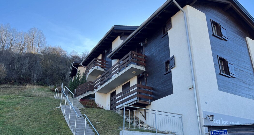 Ferienwohnung Sut las Caglias - Aussenansicht Sommer