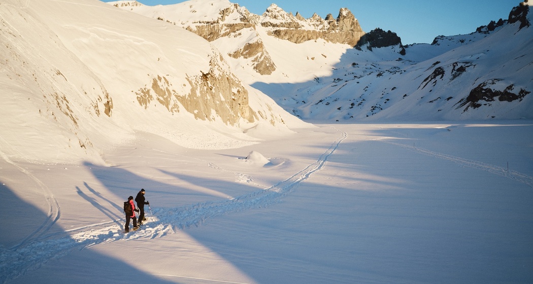 Eintauchen in die Winterwelt - die Tschingelhörner stets im Blick.