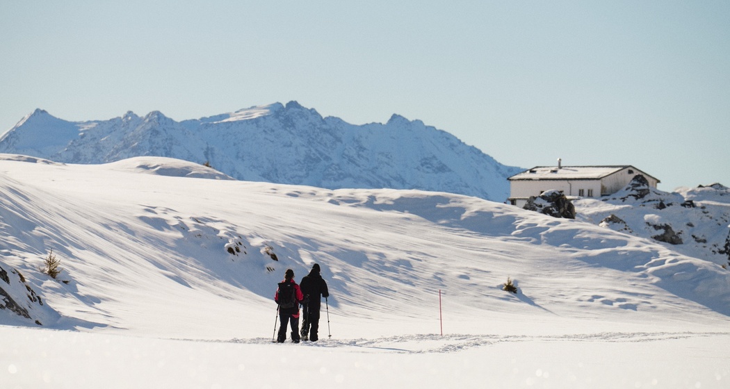 Zurück nach Segnes wartet das Bergrestaurant mit seiner Sonnenterrasse.