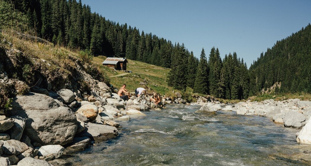 Bei der Lumbreinerbrücke lässt es sich gut erfrischen und pausieren