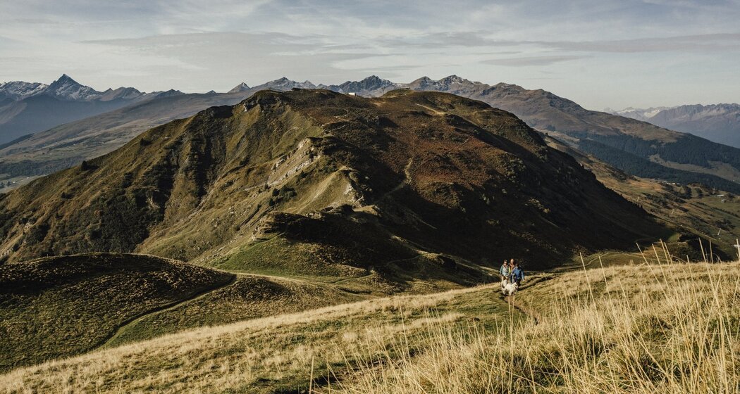 Der Abstecher zum Gipfel des Piz Mundaun lohnt sich auf jeden Fall