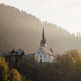 Die Kirche Nossadunna in Caltgadira, oberhalb von Trun
