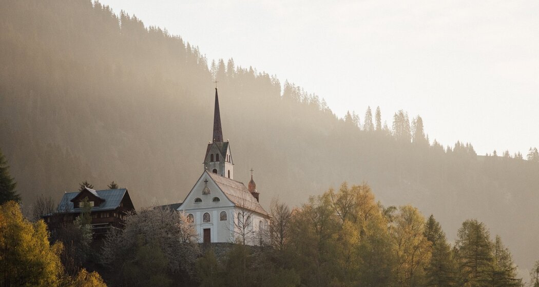 Die Kirche Nossadunna in Caltgadira, oberhalb von Trun