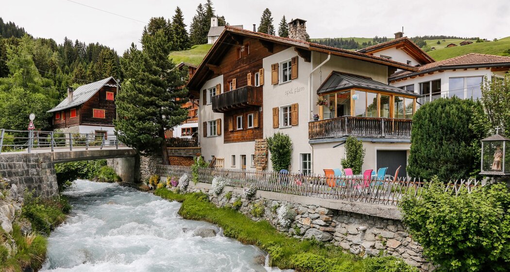 Brigels beim Start zur Tour