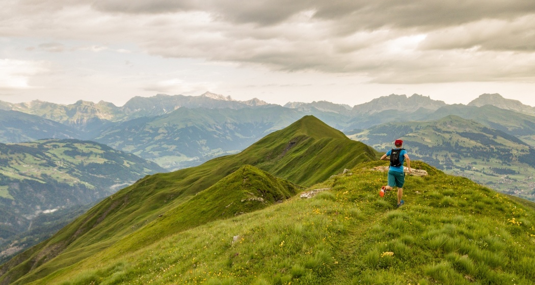 Kammlauf auf dem Glattwang Trail mit Blick vom Hochegg auf den Glattwang und im Hintergrund den Rätikon