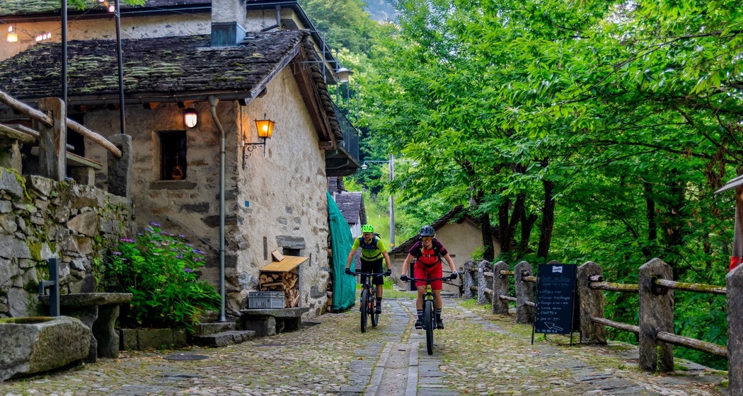 Grotti di Cama in mountain bike