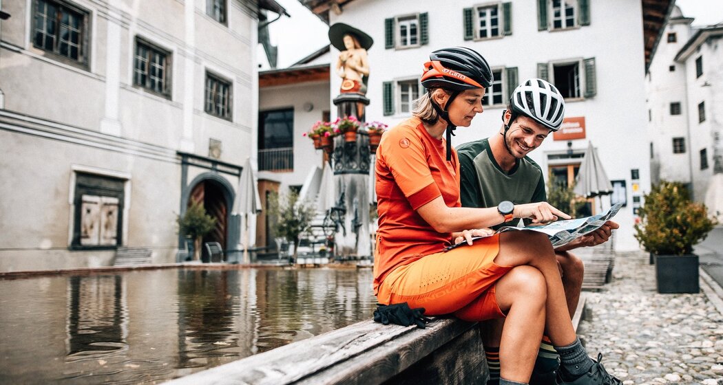 Pause am grössten Holzbrunnen Europas, in Valendas