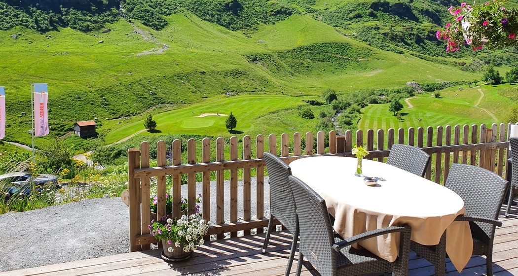Terrasse mit malerischer Aussicht auf die Bündner Bergwelt