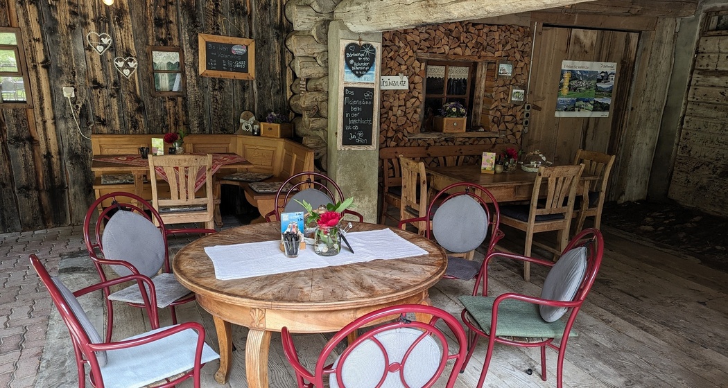 Café Mäntig, gedeckter Sitzplatz