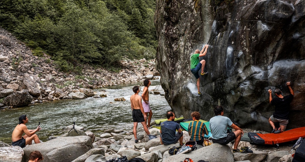 Boulderer im Magic Wood am Ragn da Ferrera