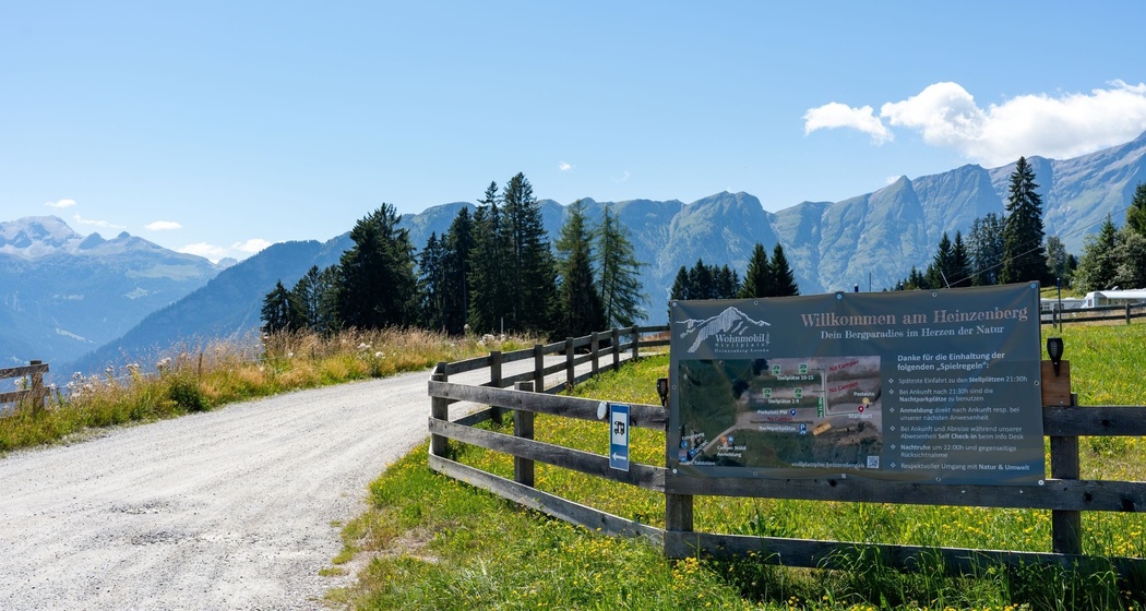 Einfahrt zum Stellplatz +plus+ Heinzenberg-Lescha