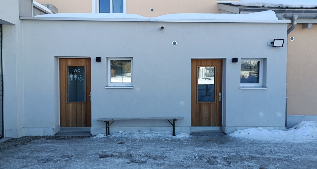 Öffentliche Toilette beim Mehrzweckgebäude Bivio (oua_612021013_image)