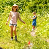 Paradies für Kinder: Selbst gebaute Schifflein auf dem Connbächli fahren lassen.