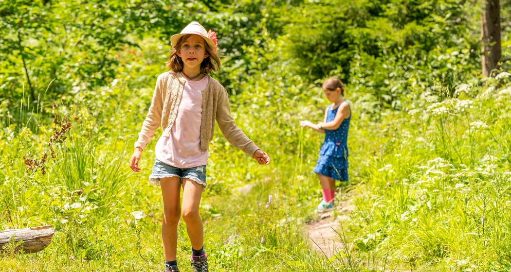 Paradies für Kinder: Selbst gebaute Schifflein auf dem Connbächli fahren lassen.