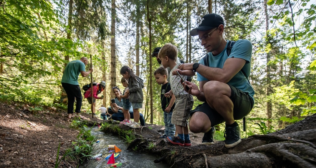 Wer gewinnt? Selbst gebaute Schiffchen auf dem Connbächli fahren lassen.