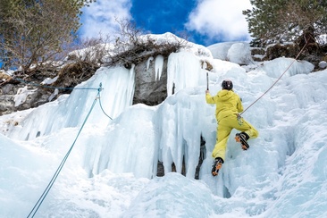 Ice climbing & ice climbing courses (oua_612633492_image)
