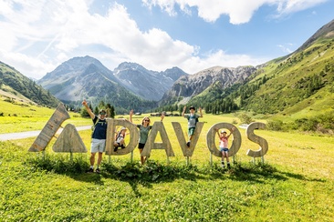 Das Fotospot mit dem Logo Davos vor dem malerischen Sertigtal