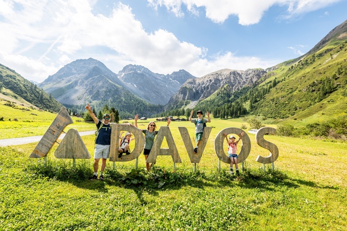 Das Fotospot mit dem Logo Davos vor dem malerischen Sertigtal