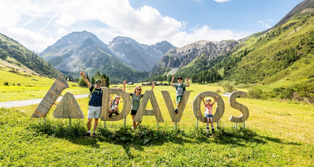 Das Fotospot mit dem Logo Davos vor dem malerischen Sertigtal