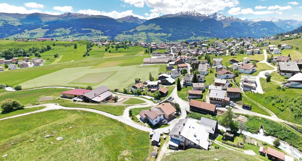 Dorf Brigels aus der Drohnenperspektive