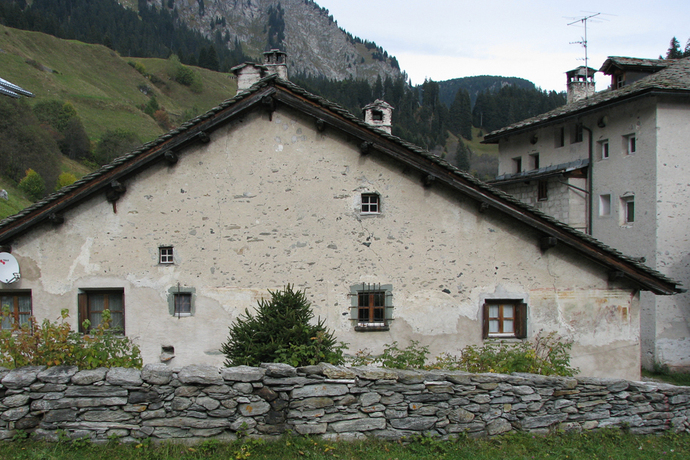 Das Cunvent in Casaccia, das teilweise verschüttet wurde. Es diente Säumern und Handelsleuten als Unterkunft, Warenlager und Stall für die Tiere.
