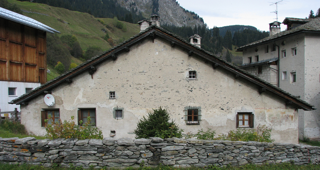 Das Cunvent in Casaccia, das teilweise verschüttet wurde. Es diente Säumern und Handelsleuten als Unterkunft, Warenlager und Stall für die Tiere.