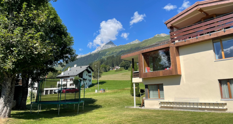 Ferienwohnung Casa Cambrus - Aussenansicht Sommer