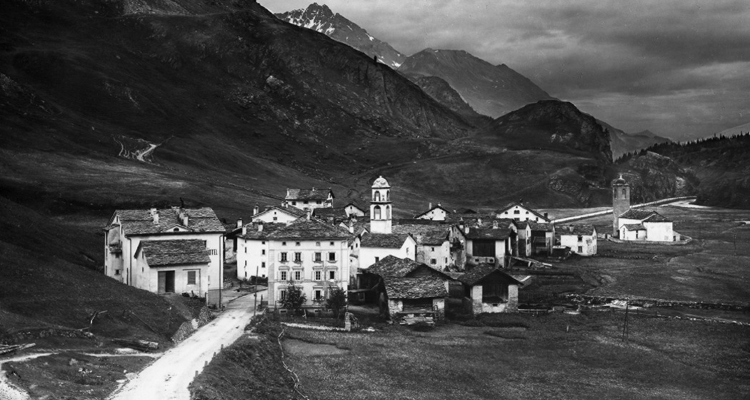Die Julierstrasse durch Bivio im Zeitraum 1890-1936. Damals war der Belag noch nicht befestigt, Postkutschen konnten die Passstrasse jedoch befahren.