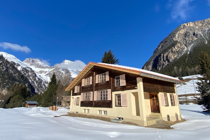 Gruppenhaus im Winter