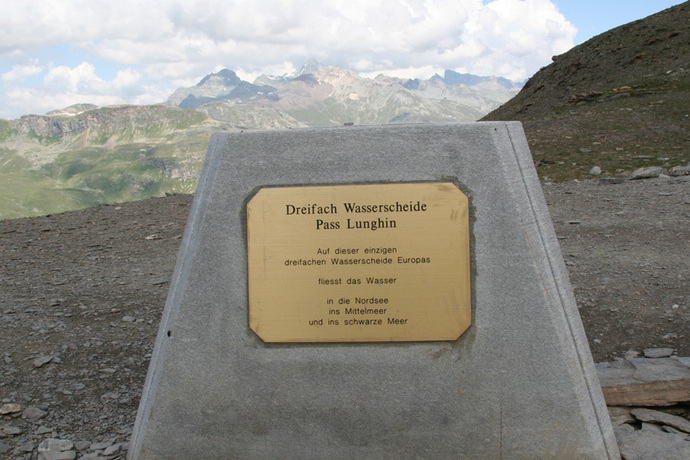 Die Wasserscheide auf dem Pass Lunghin.