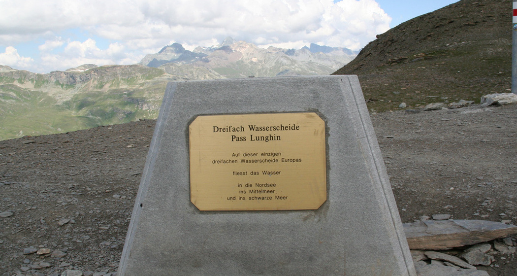 Die Wasserscheide auf dem Pass Lunghin.