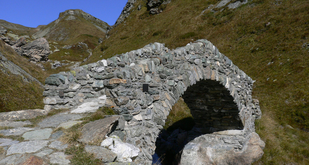 Die 1992 gebaute Brücke am Septimerweg.