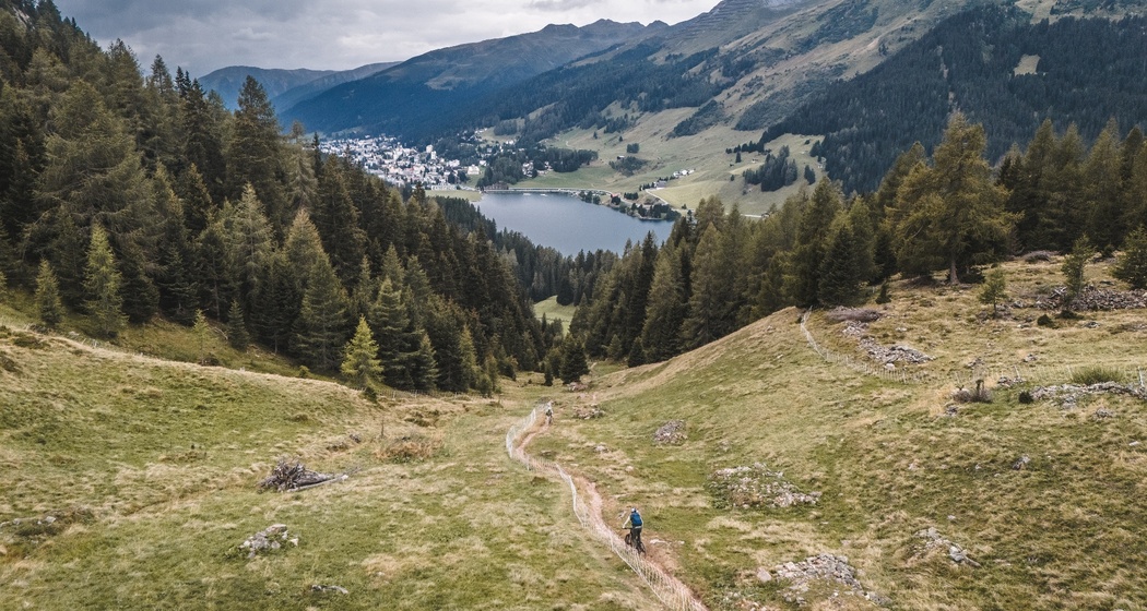 Die Abfahrt entlang des Drussatschabächli führt zurück nach Davos
