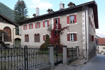 Die Chesa Orta im herbstlichen Kleid