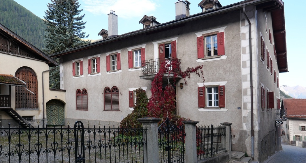 Die Chesa Orta im herbstlichen Kleid