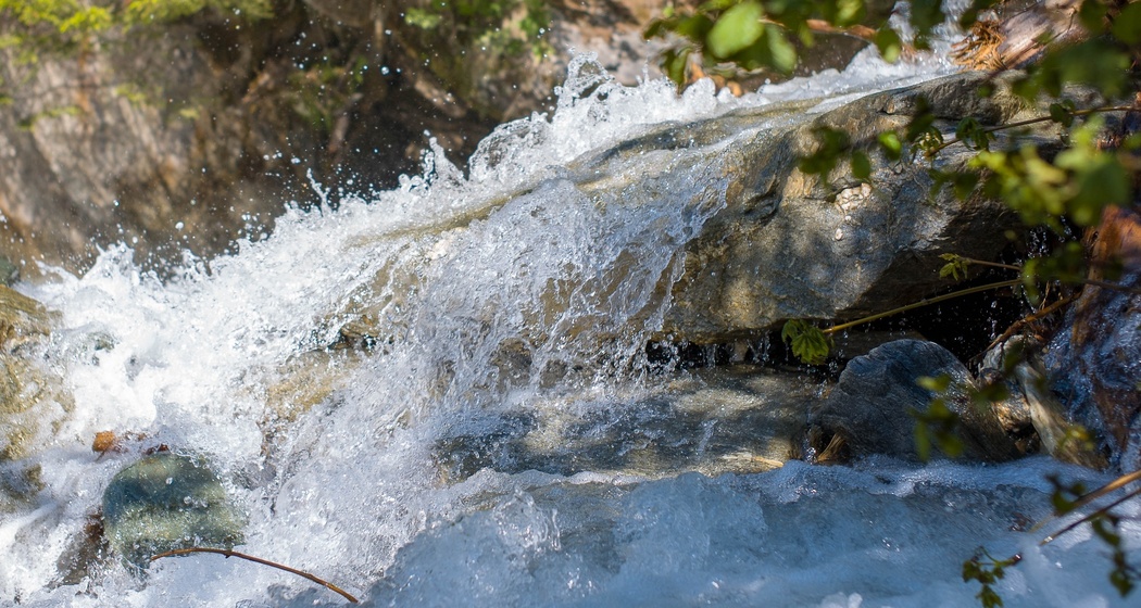 Gefrorenes Wasserspiel