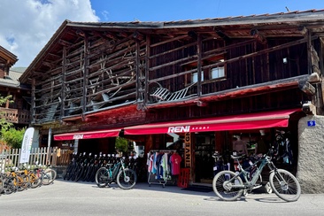 Reni Sport Aussenansicht im Sommer.