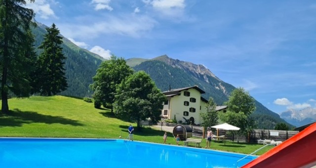 Bergbadi offen Mitte Juli bis Mitte August mit Sicht auf Chasa Nana im 1. Stock