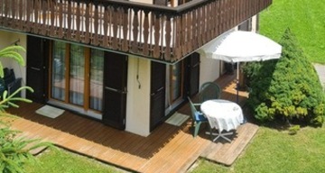 Chasa Nana mit Sicht auf den sonnigen Balkon und Umgebung