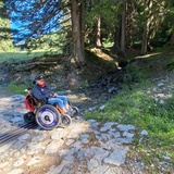 Der JST Mountain Drive kann kleine Hindernisse wie Bodenwellen, Wasserabläufe und Kopfsteinpflaster überwinden.