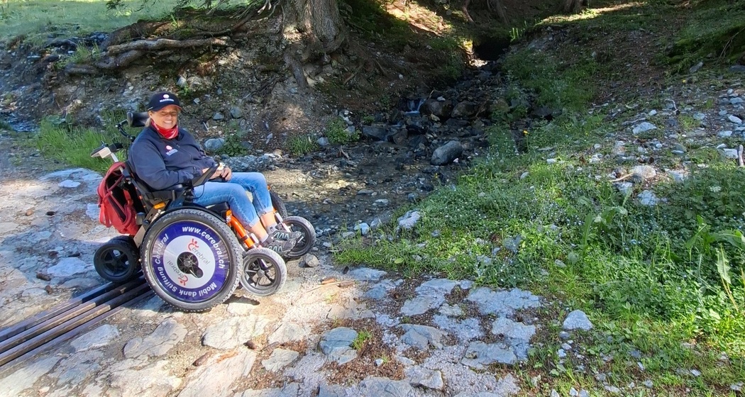 Der JST Mountain Drive kann kleine Hindernisse wie Bodenwellen, Wasserabläufe und Kopfsteinpflaster überwinden.