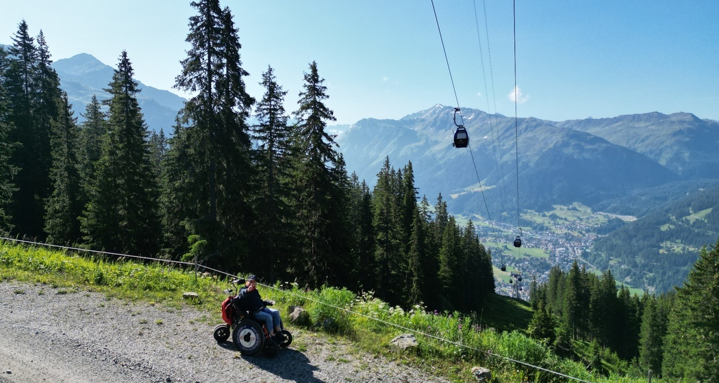 Die Aussicht über Klosters auf der JST Mountain Drive Route ist grandios.