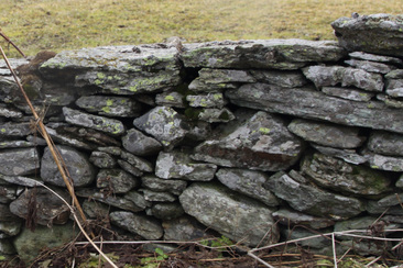 Trockenmauern sind charakterstisch entlagn der Septimerroute