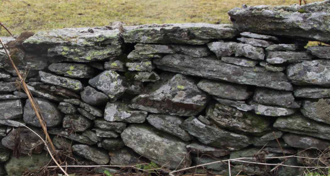 Trockenmauern sind charakterstisch entlagn der Septimerroute