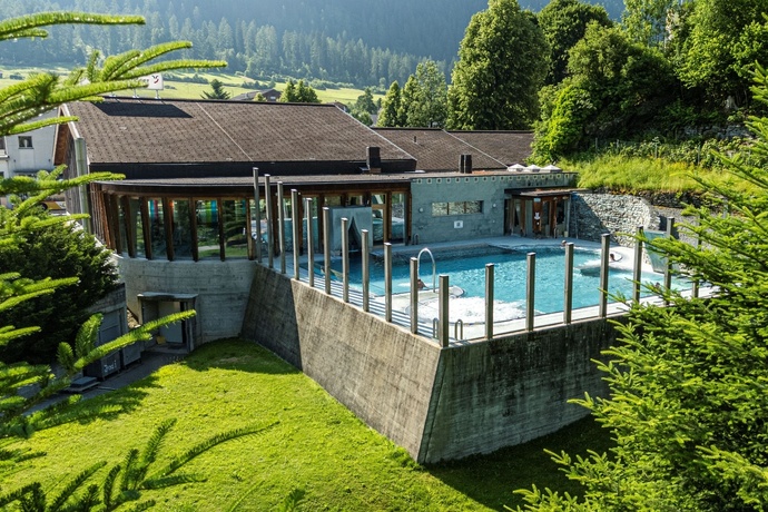 Das Aussenbecken vom Mineralbad Andeer