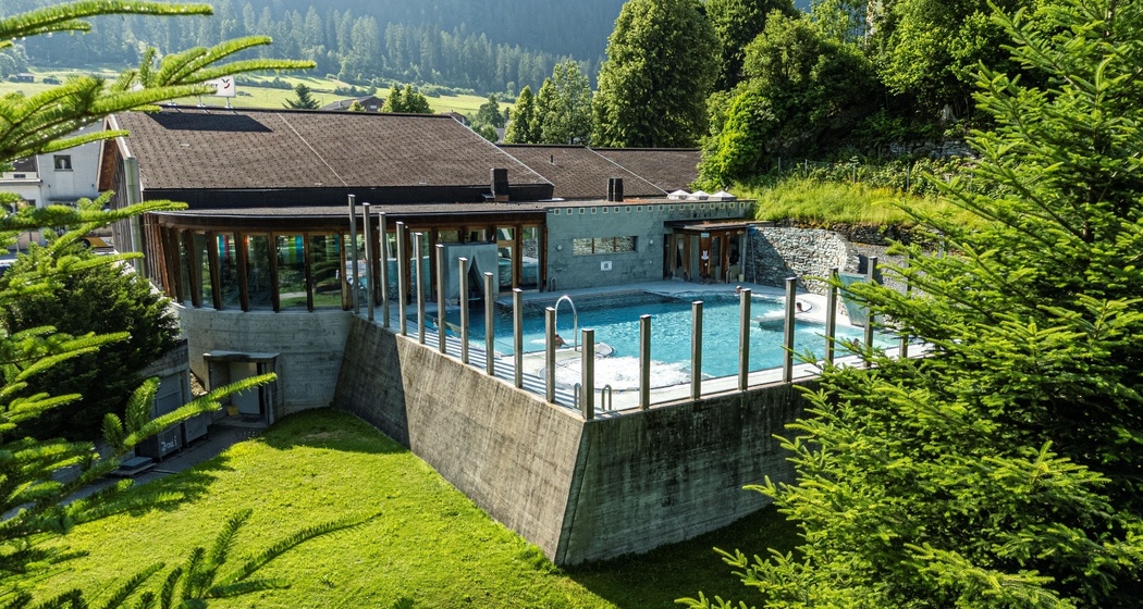 Das Aussenbecken vom Mineralbad Andeer