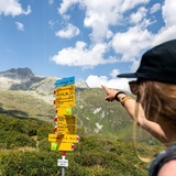 weiss-blau-weiss Markierung zur Camona da Cavardiras